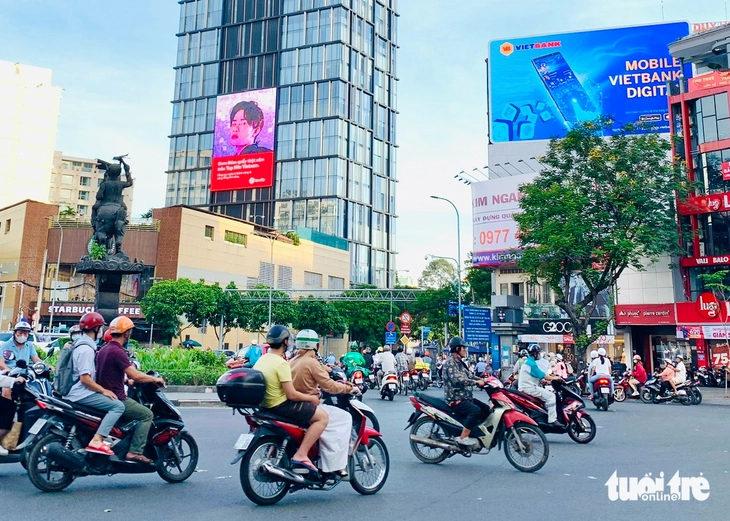 Quảng cáo ngoài trời: Thị trường ngàn tỉ, cơ chế còn mập mờ