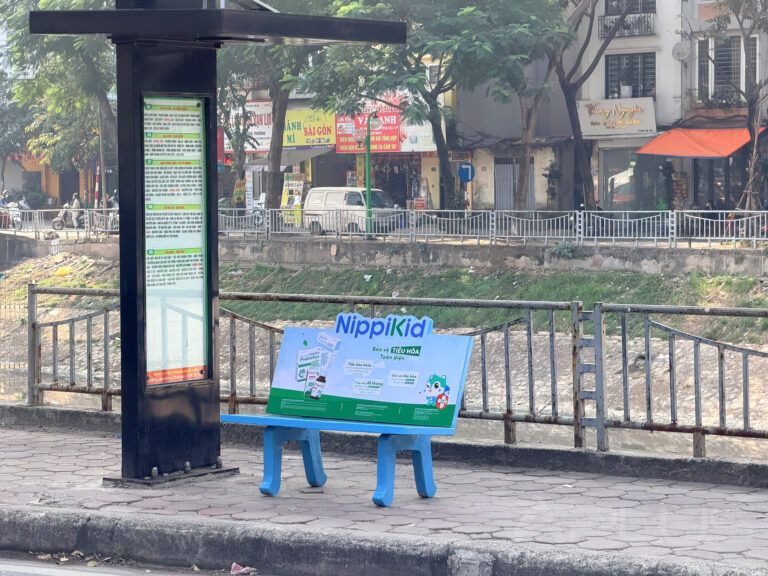 TRIỂN KHAI BUS BENCH OOH – NIPPIKID, GIẢI PHÁP ĐƯA THƯƠNG HIỆU ĐẾN GẦN HƠN VỚI ĐỜI SỐNG ĐÔ THỊ