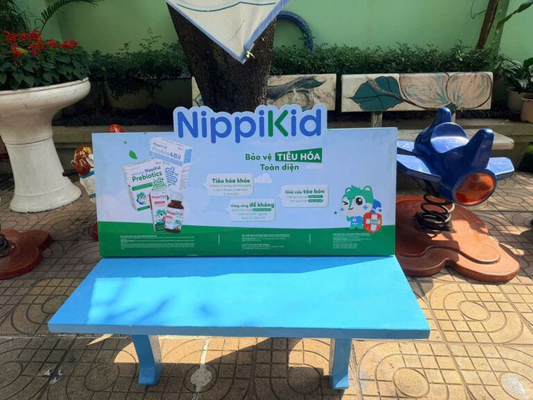TRIỂN KHAI SCHOOL BENCH (OOH MERCHANDISE) – NIPPIKID TẠI KHU VỰC TRƯỜNG MẦM NON