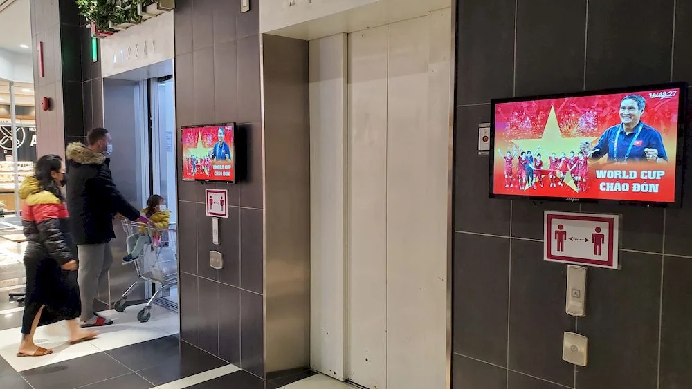 Minh họa LCD tại sảnh thang máy: Màn hình tại sảnh thang máy với người sử dụng trong không gian