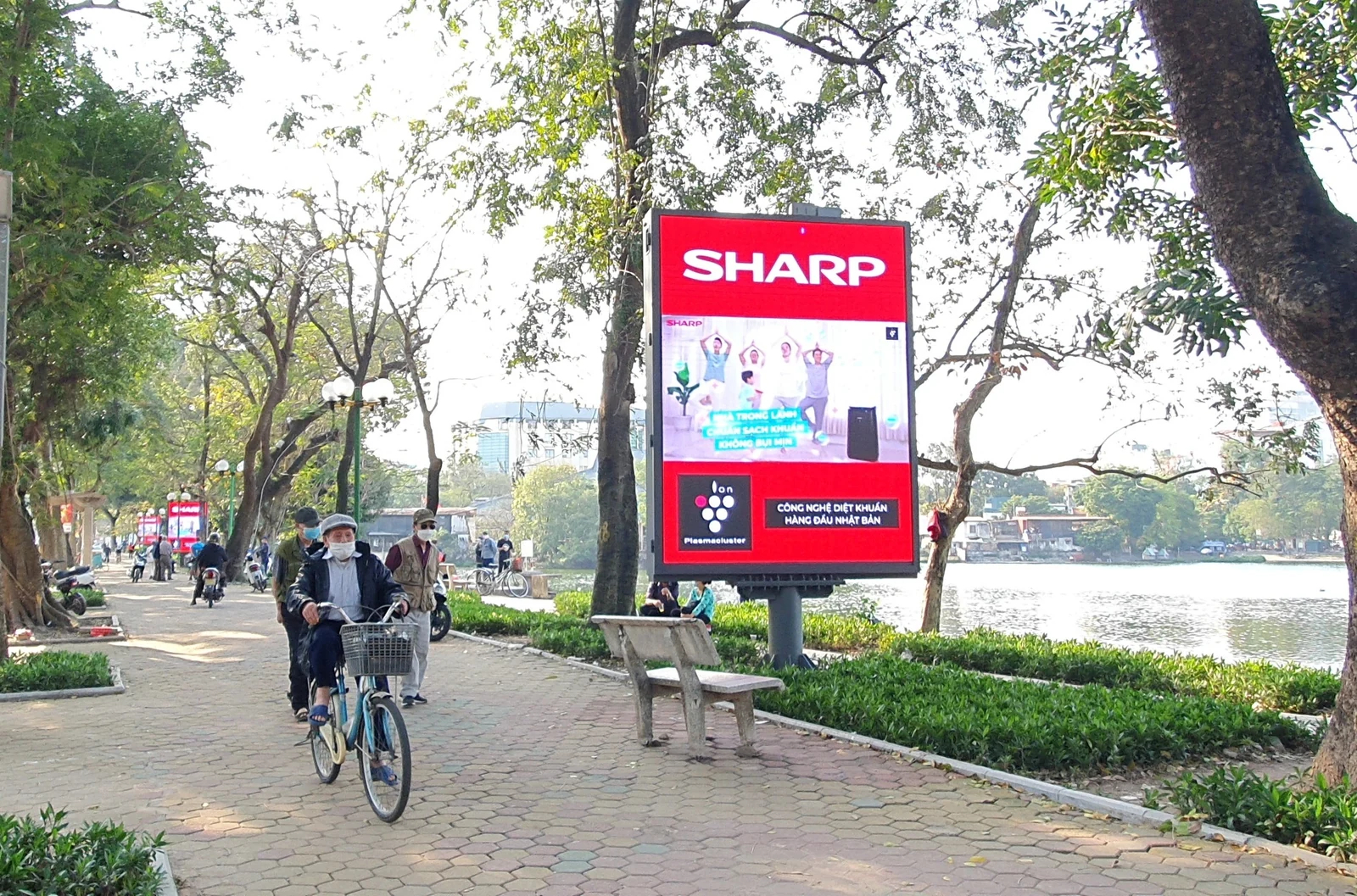 Minh họa LED đường phố và đường dạo ven hồ: Màn hình LED ven hồ với người đi bộ và xe đạp trong bối cảnh