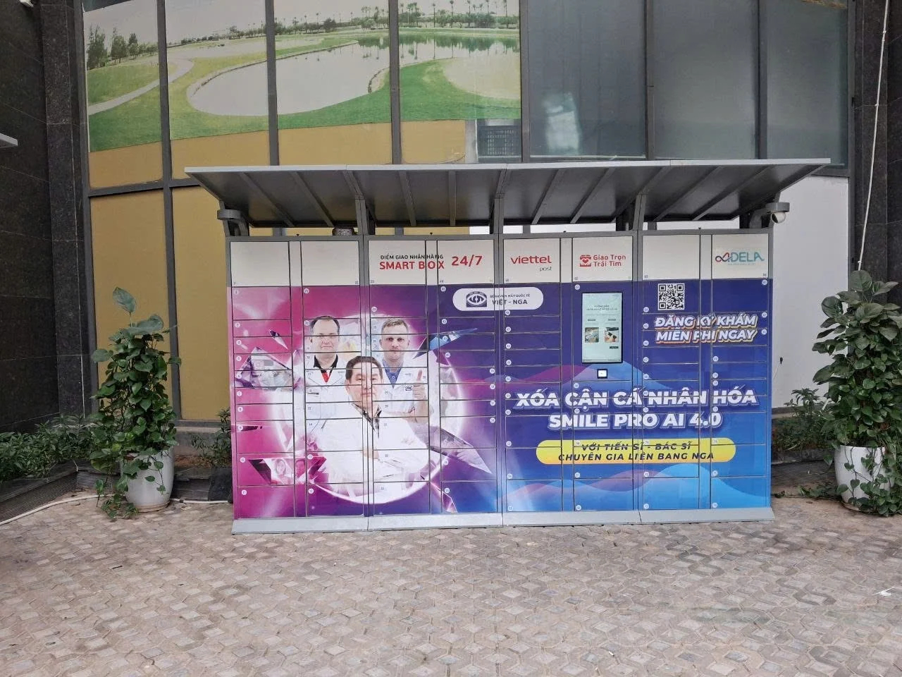 Minh họa Locker Smart Box: Toàn cảnh tủ Smart Box có mái che và nhận diện phủ mặt tủ