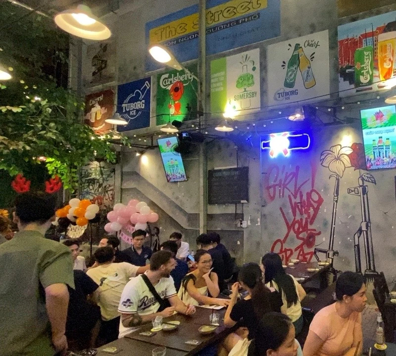 Minh họa LCD tại nhà hàng và Beer Garden: Hai màn hình trong khu bàn ngồi và bối cảnh khách dùng bữa