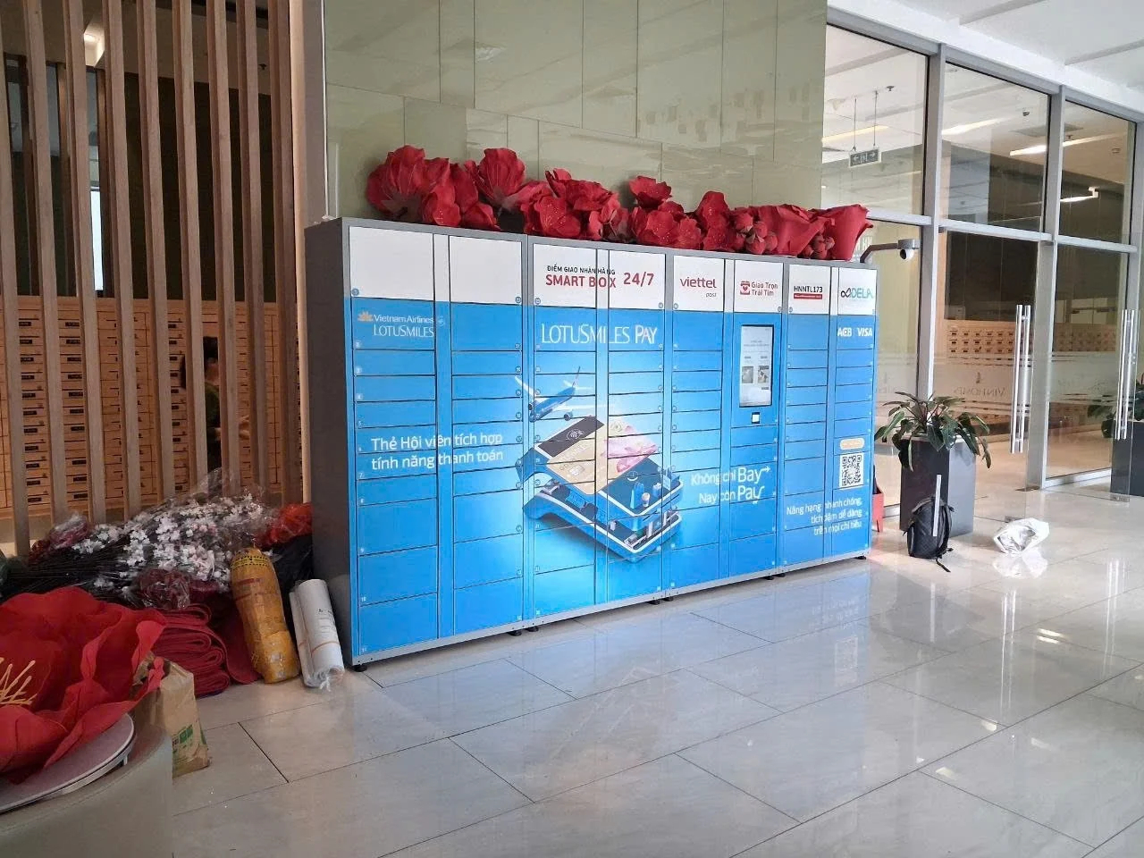Minh họa Locker Smart Box: Mảng nhận diện xanh trên tủ trong sảnh tòa nhà