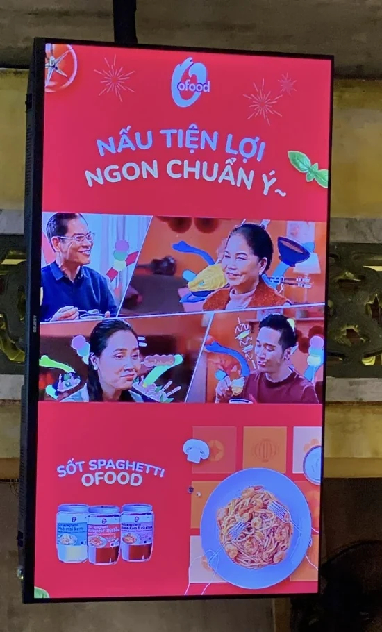 Minh họa LCD tại nhà hàng và Beer Garden: Chi tiết màn hình dọc và cách nội dung hiển thị
