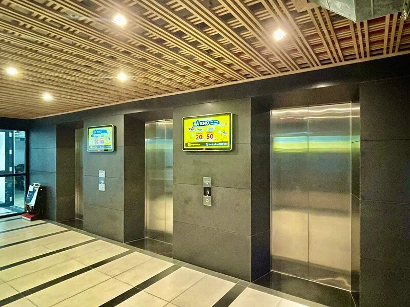 Minh họa LCD tại sảnh thang máy: Góc rộng thể hiện màn hình ngang gần nút gọi thang