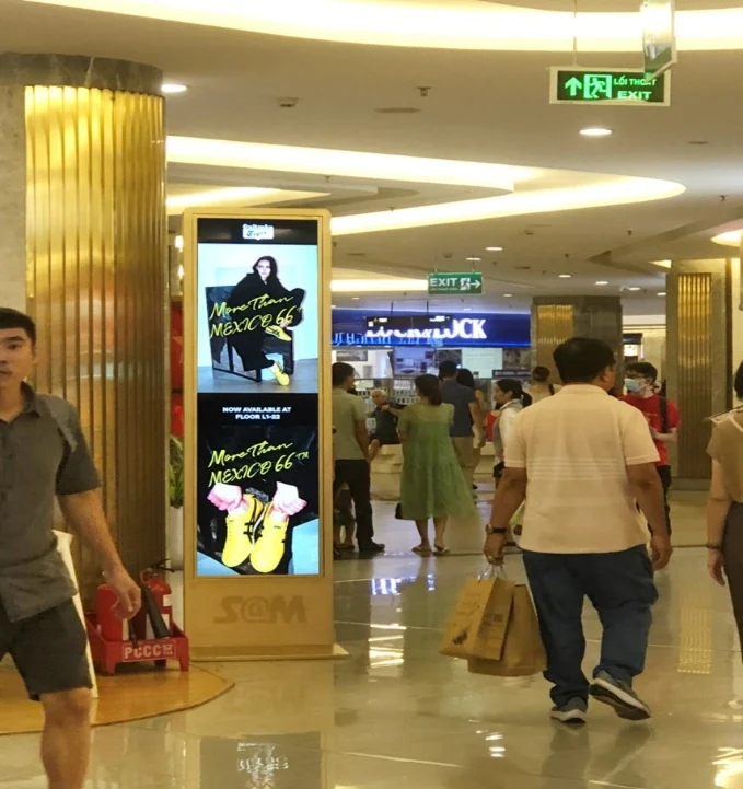 Minh họa LCD/LED tại trung tâm thương mại: Màn hình dọc tại lối nối giữa các khu cửa hàng