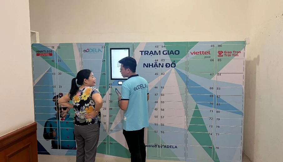 Minh họa Locker Smart Box: Bối cảnh người dùng tiếp cận tủ nhận hàng