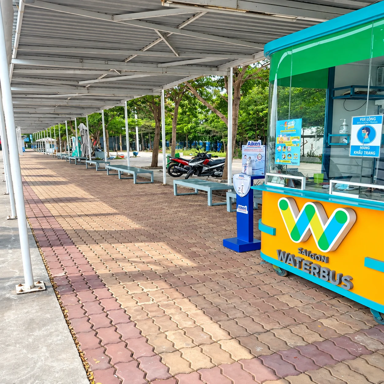 Aiken — Nhận diện Aiken trên lối đi và khu vực quầy vé WaterBus