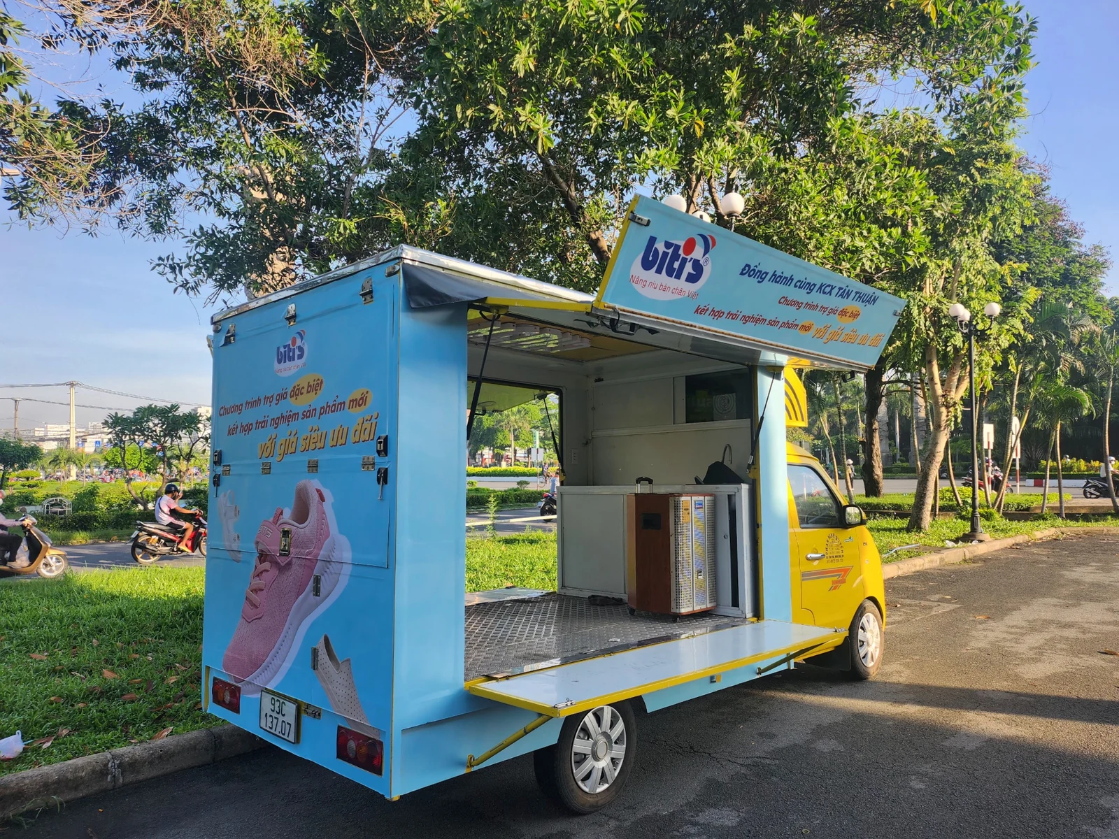 Biti’s — Toàn cảnh xe Biti’s mở cửa phục vụ trưng bày và bán hàng