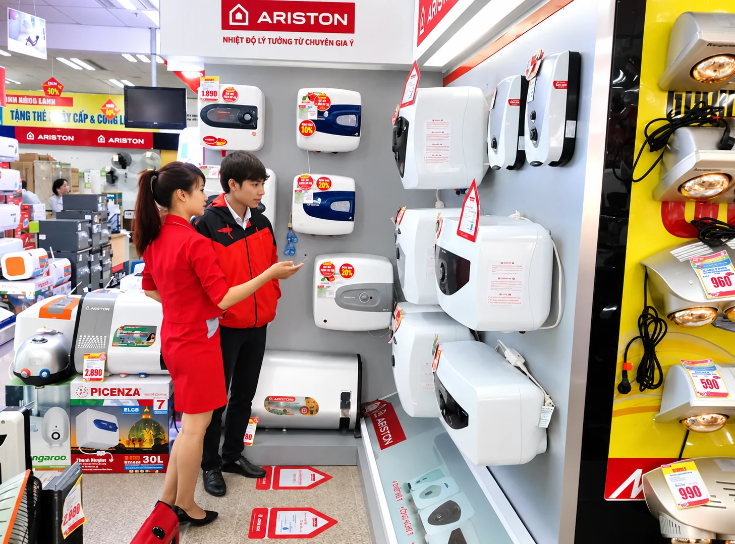 Ariston — PG giới thiệu tính năng máy nước nóng trong showroom