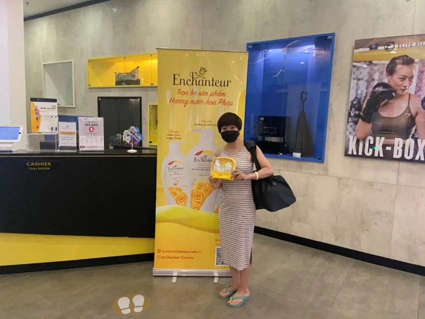 Enchanteur — Gym branding và hoạt động tặng sản phẩm