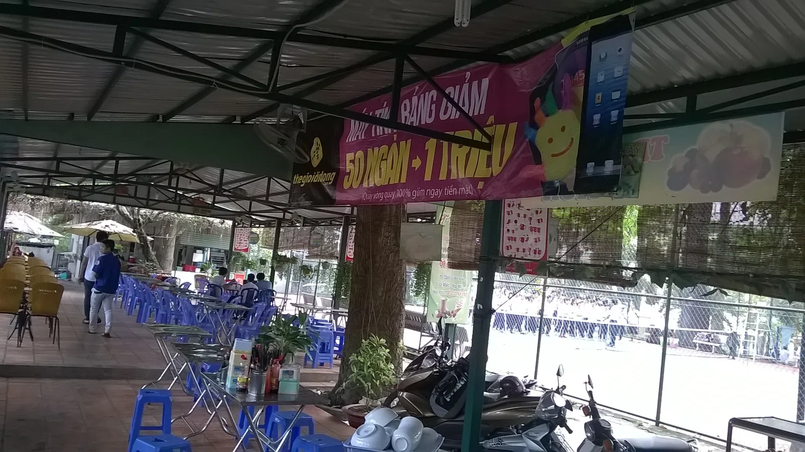 Thế Giới Di Động — Banner tại trường học và ký túc xá