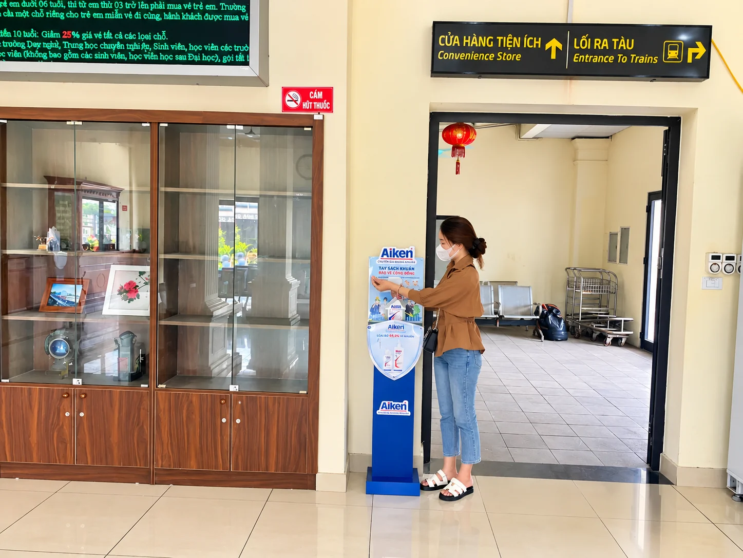 Aiken — Điểm tiếp xúc thương hiệu Aiken gần lối ra tàu