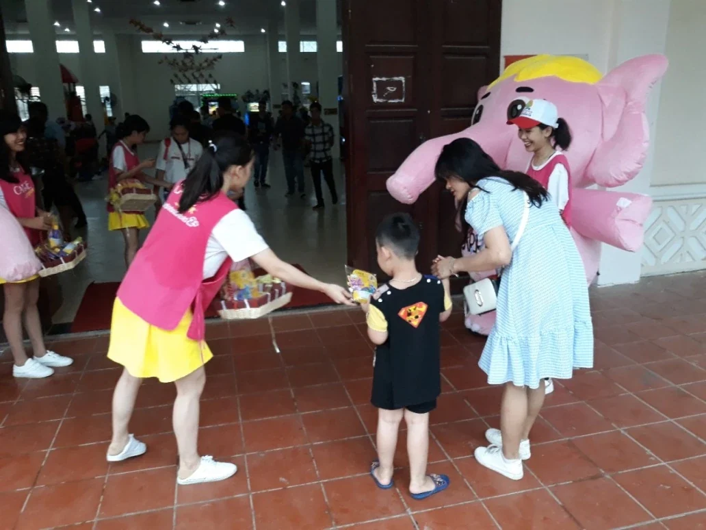 Carrie Junior — Sampling và tương tác tại công viên giải trí