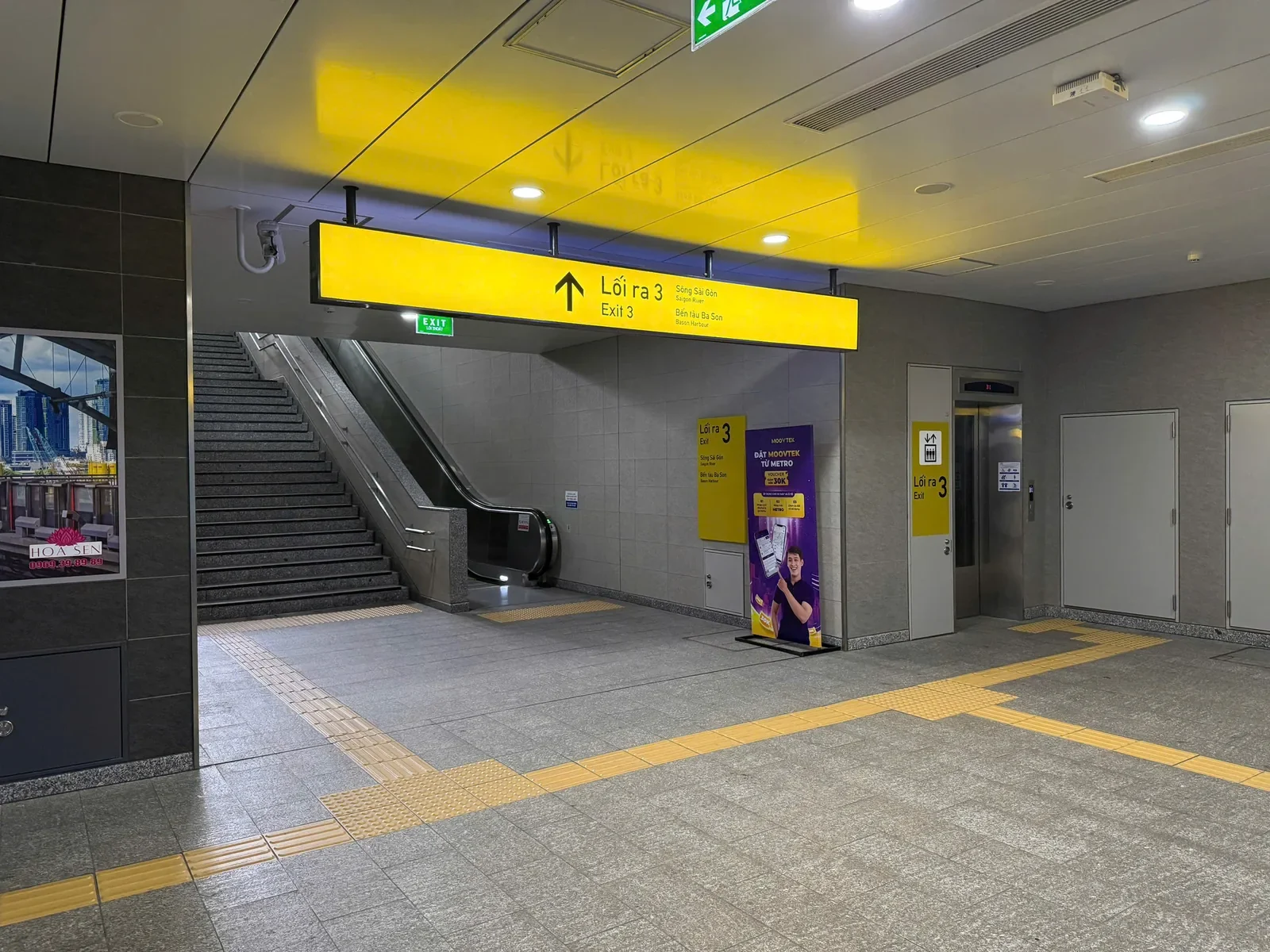 Moovtek — Standee tại nhà ga metro