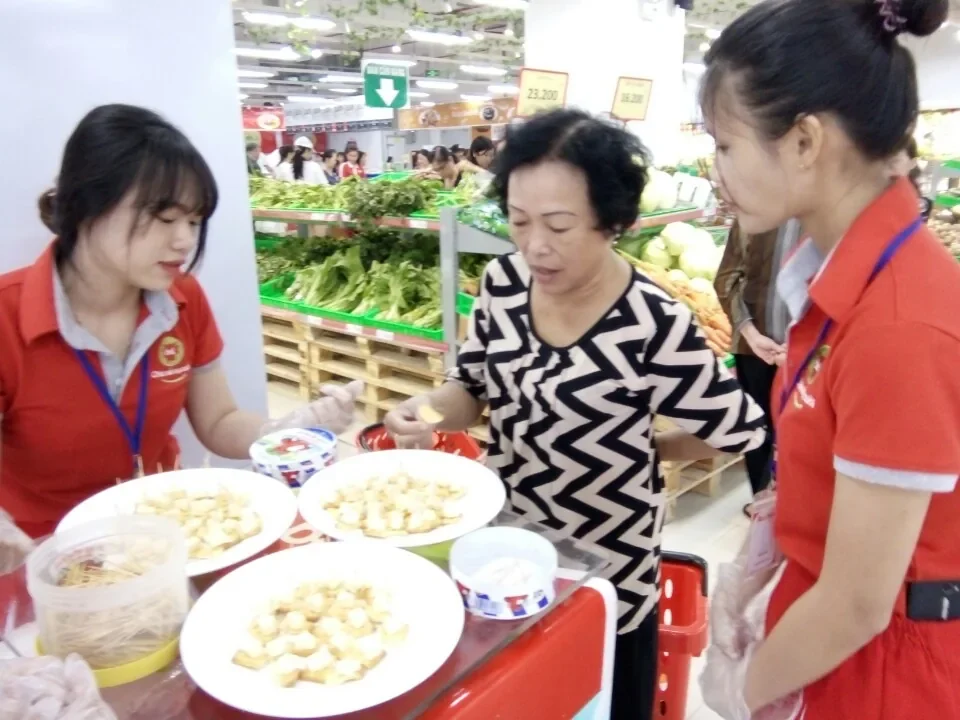 Con Bò Cười — Dùng thử thực phẩm tại siêu thị