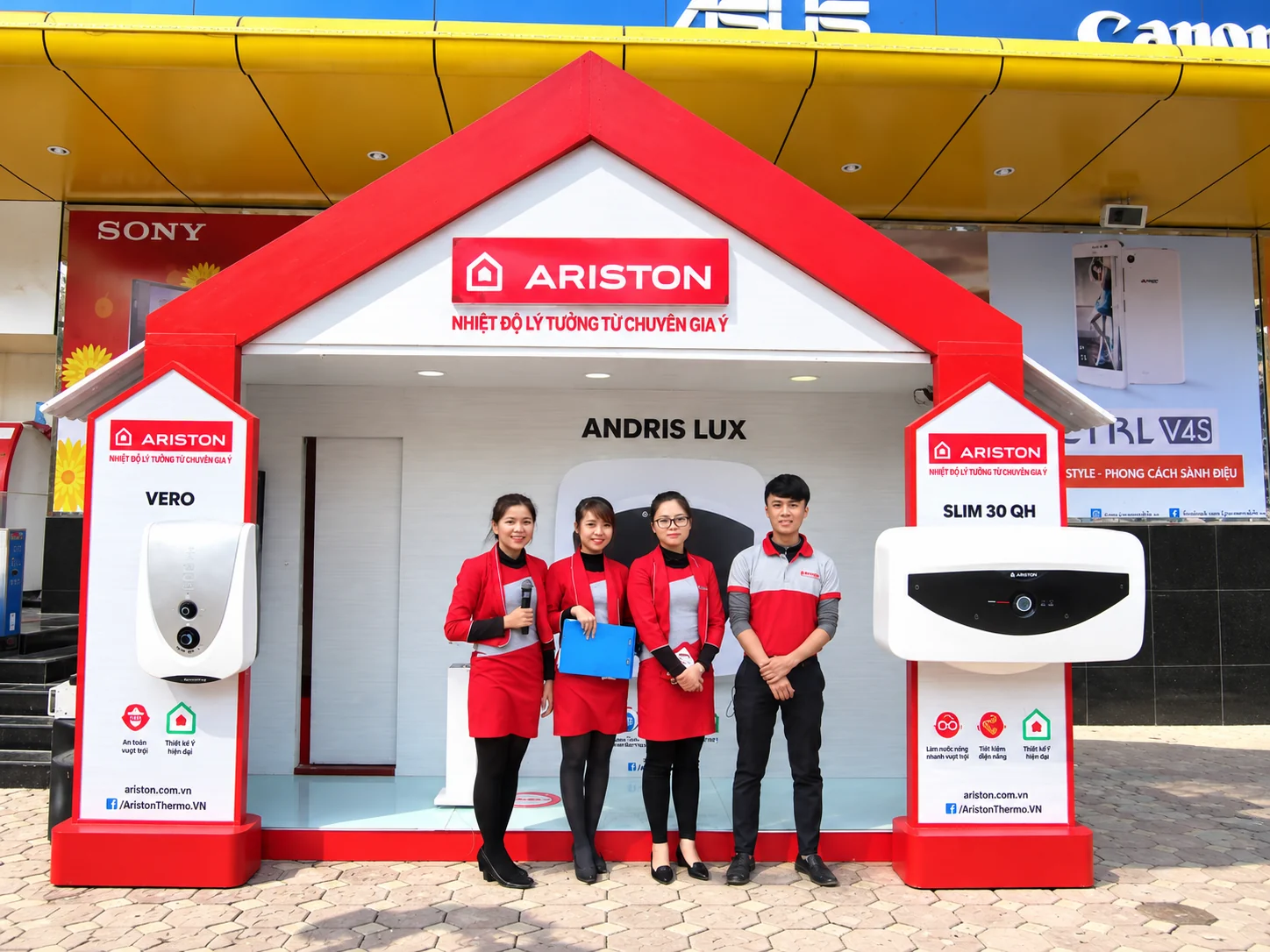 Ariston — Đội ngũ triển khai check-in cùng toàn cảnh gian hàng Ariston
