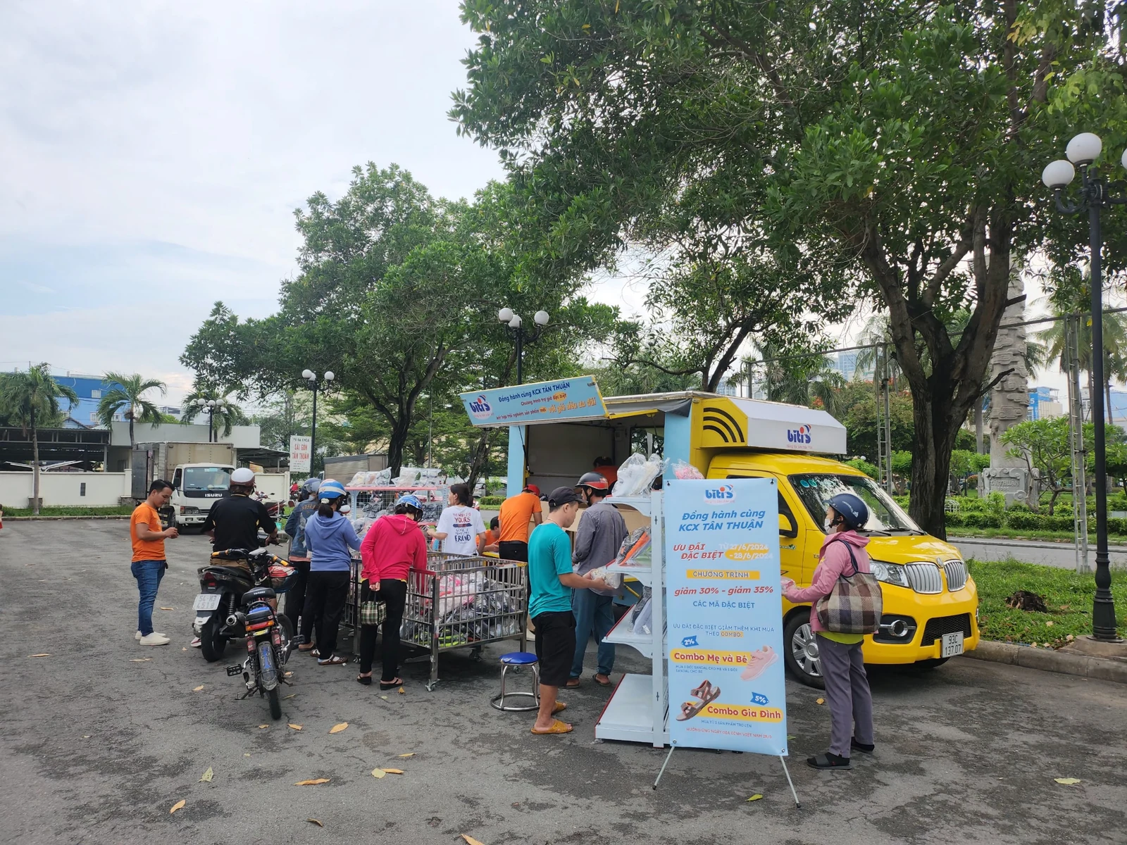 Biti’s — Toàn cảnh xe bán hàng và bảng thông tin ưu đãi