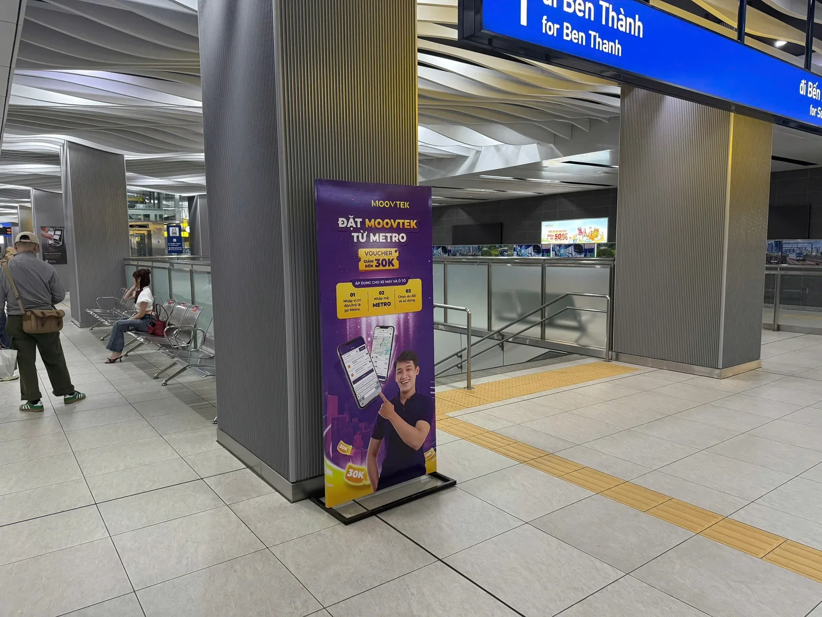 Moovtek — Standee tại nhà ga metro