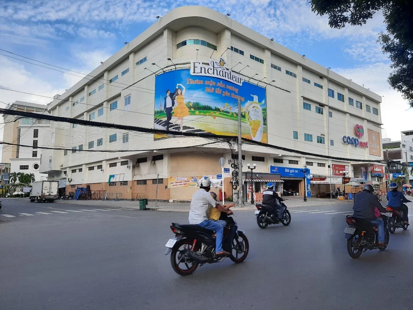 Enchanteur — Billboard ốp tường tại trung tâm thương mại