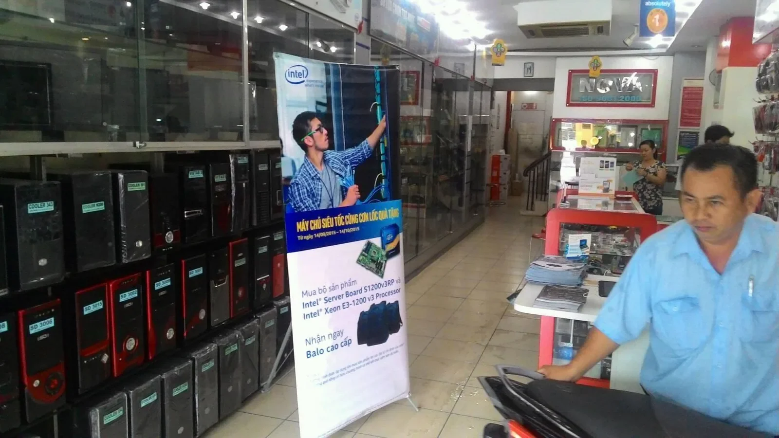 Intel — POSM tại cửa hàng máy tính