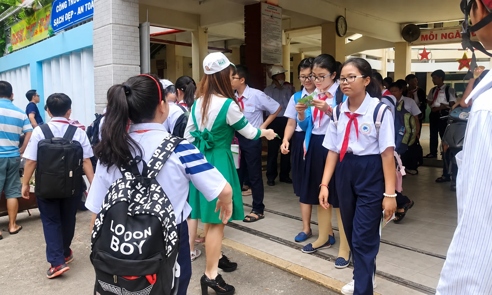 Acnes — Brand Engagement cùng học sinh tại cổng trường