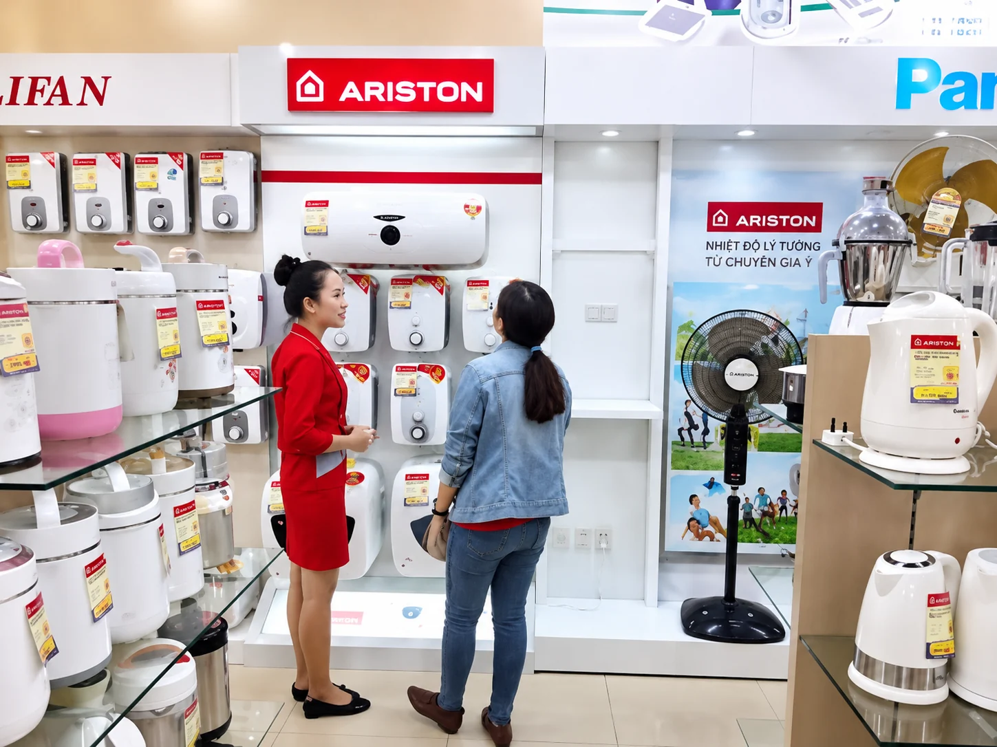 Ariston — Toàn cảnh quầy Ariston và hoạt động tư vấn khách hàng