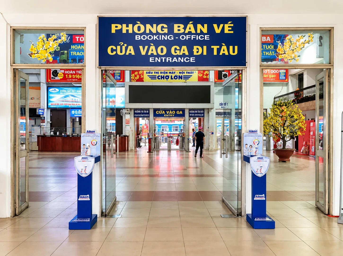Aiken — Toàn cảnh hai trụ sát khuẩn Aiken tại cửa vào nhà ga