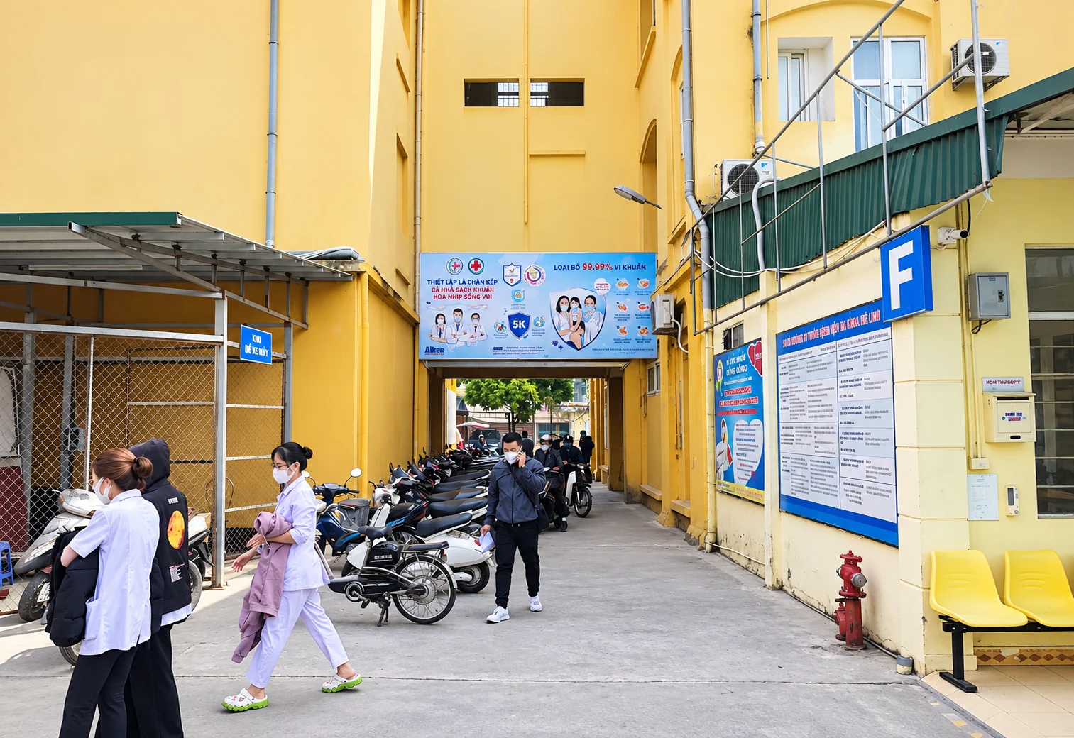 Aiken — Quảng cáo tại lối di chuyển giữa các khu nhà bệnh viện