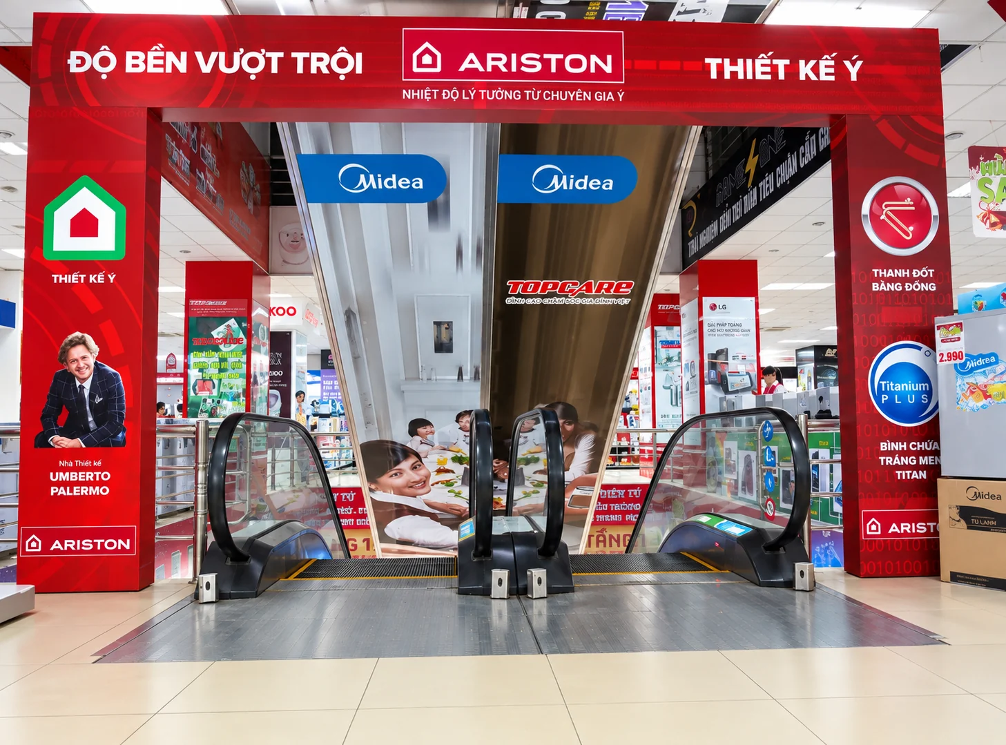 Ariston — Cổng quảng cáo Ariston bao quanh lối thang cuốn