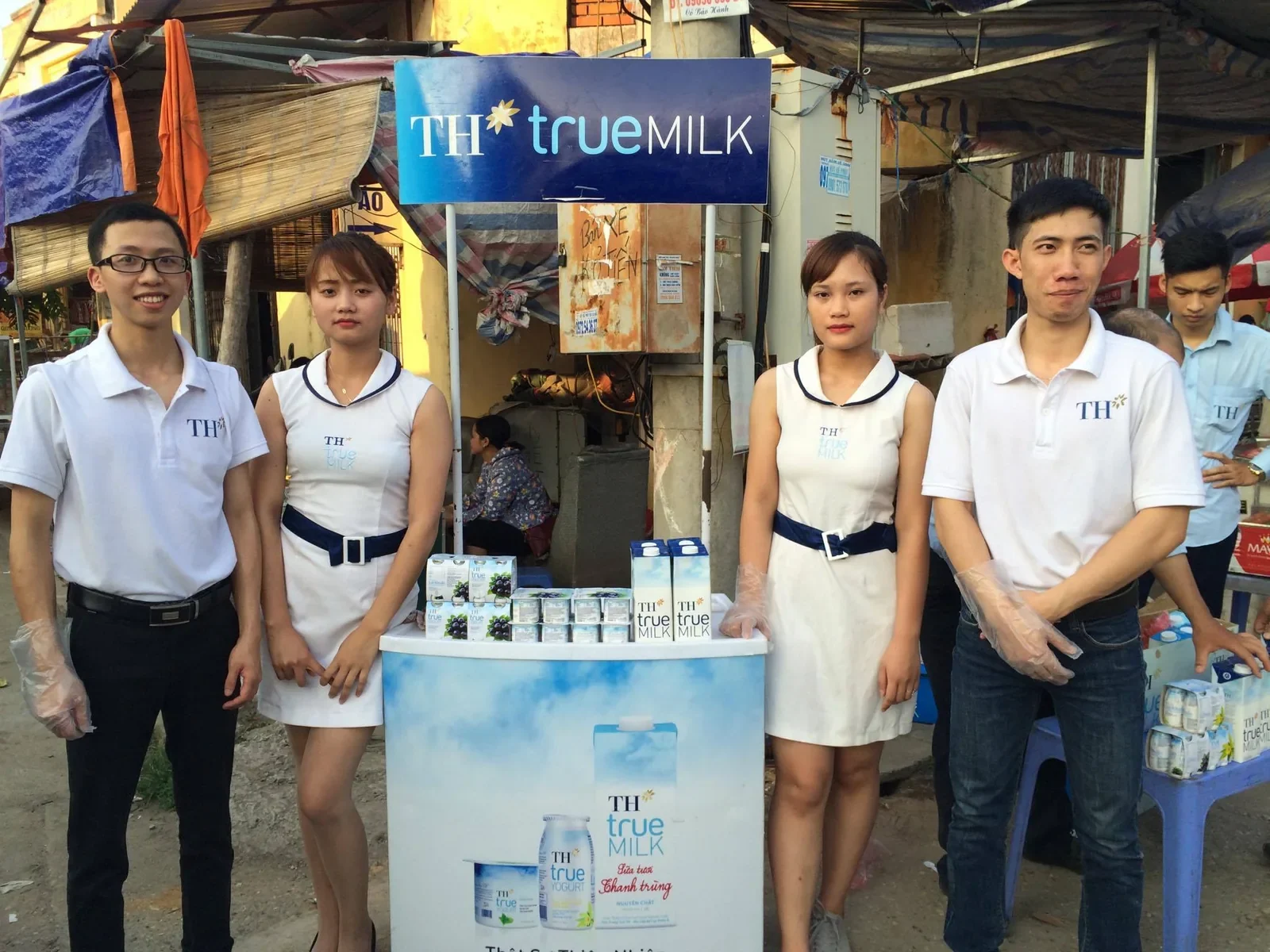 TH true MILK — Sampling tại chợ