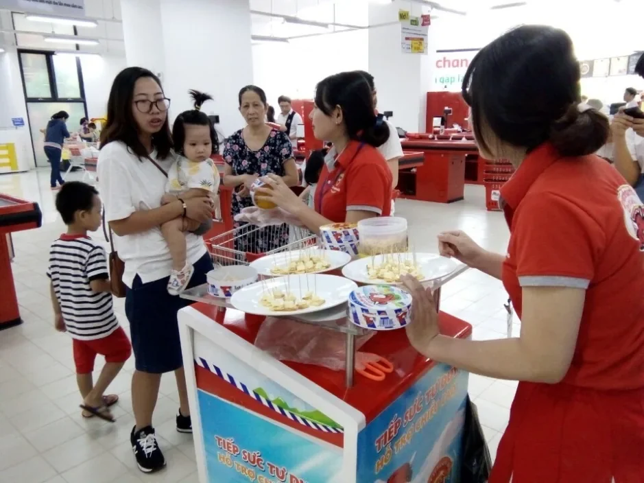 Con Bò Cười — Dùng thử thực phẩm tại siêu thị