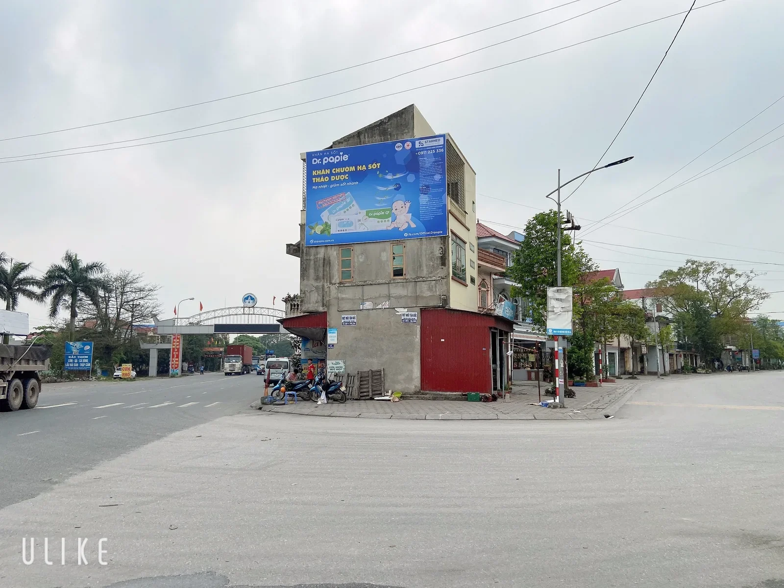 Dr.Papie — Billboard và hộp đèn tại điểm bán