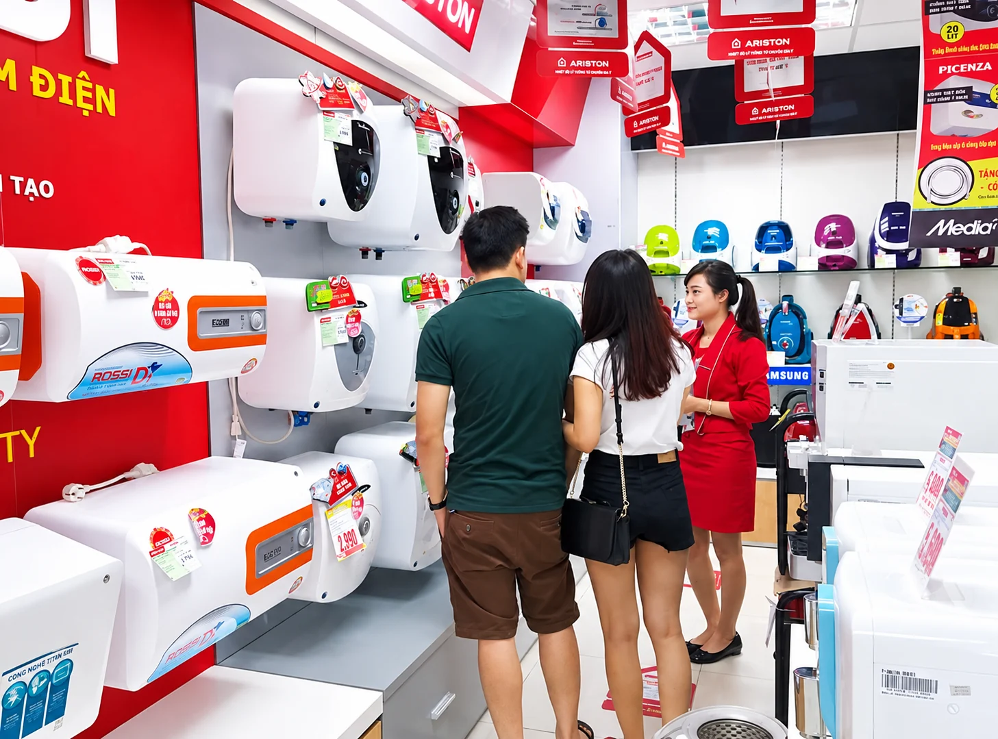 Ariston — Tư vấn bình nước nóng cho khách hàng tại điểm bán