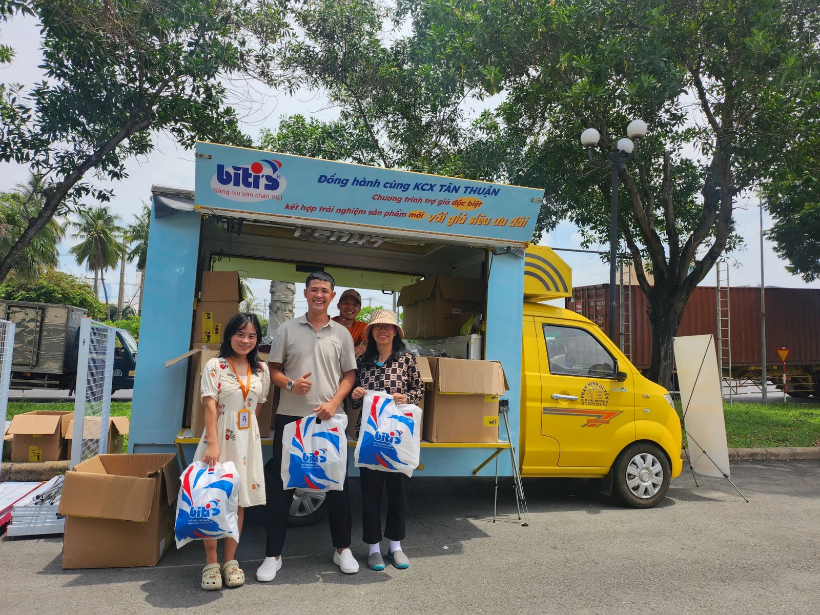 Biti’s — Khách hàng check-in cùng sản phẩm trước xe bán hàng