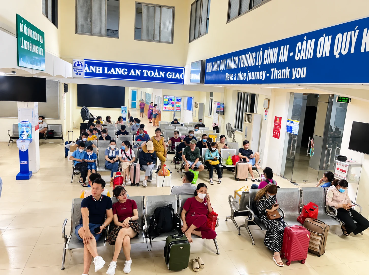 Aiken — Trụ nhận diện Aiken trong không gian phòng chờ nhà ga