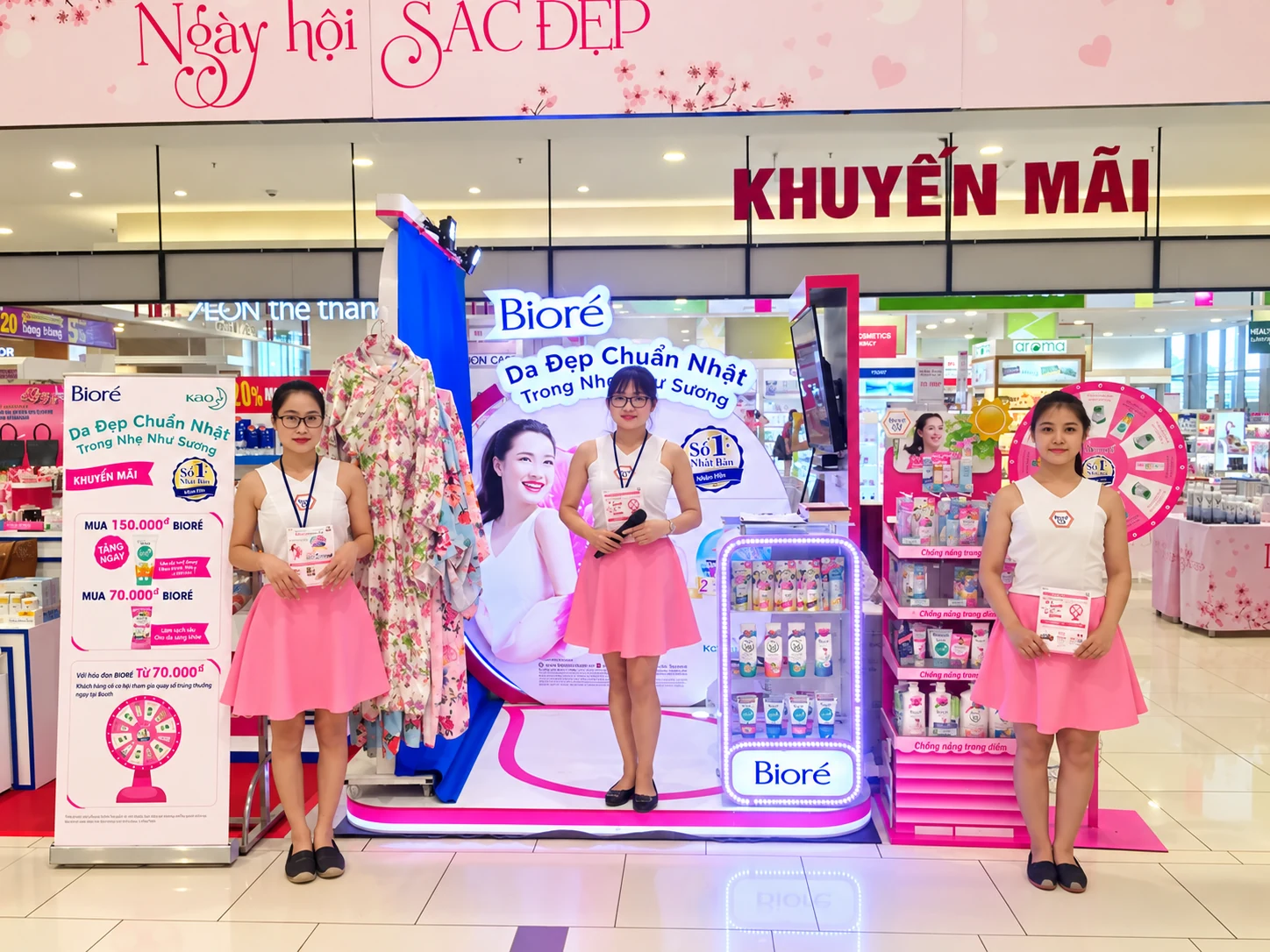 Bioré — Check-in đội ngũ PG trước booth Bioré