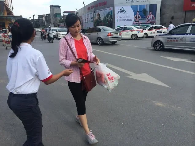 Đại Việt — Phát tờ rơi và tiếp cận trực tiếp