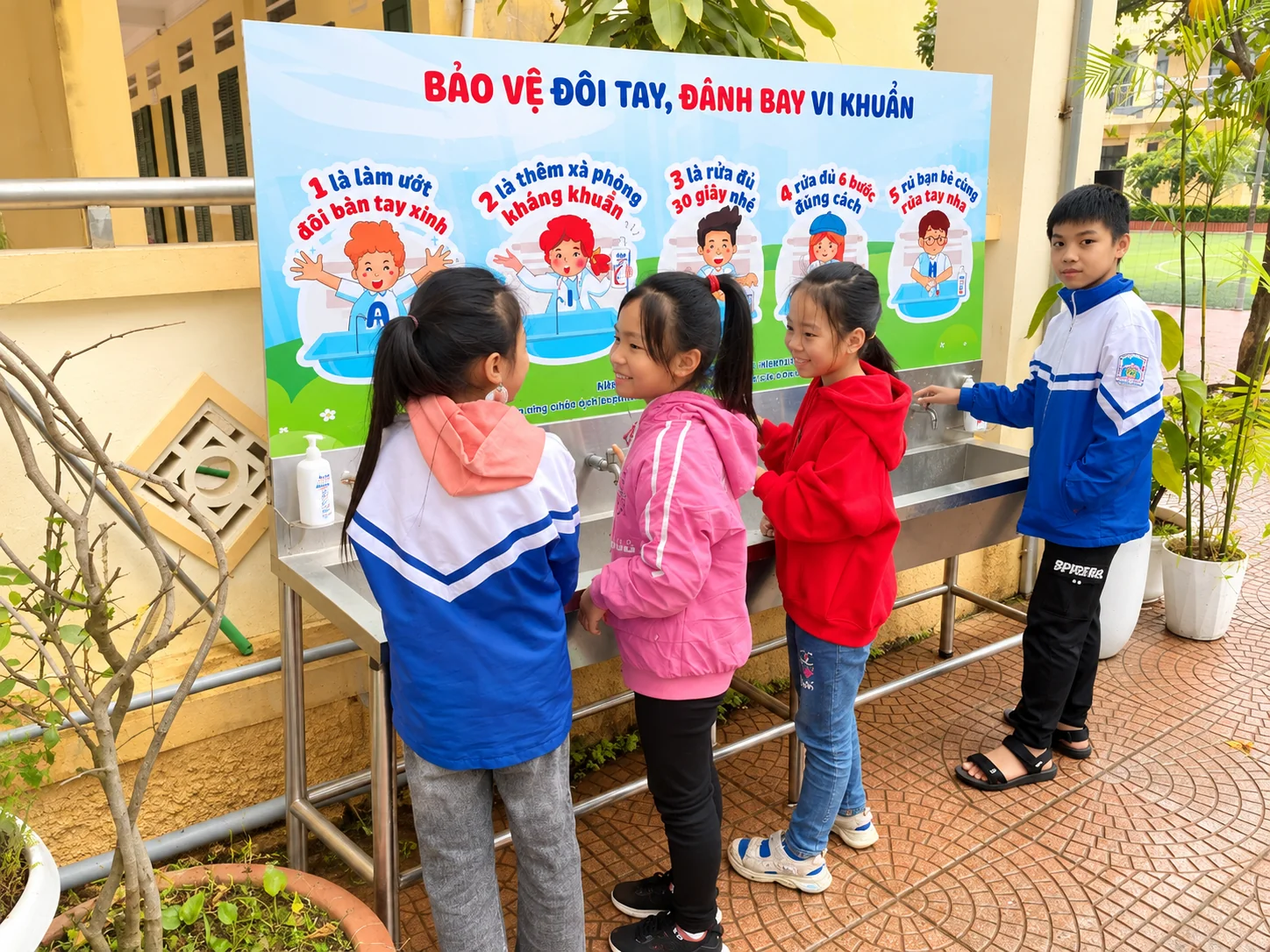 Aiken — Học sinh sử dụng bồn rửa tay dưới bảng hướng dẫn