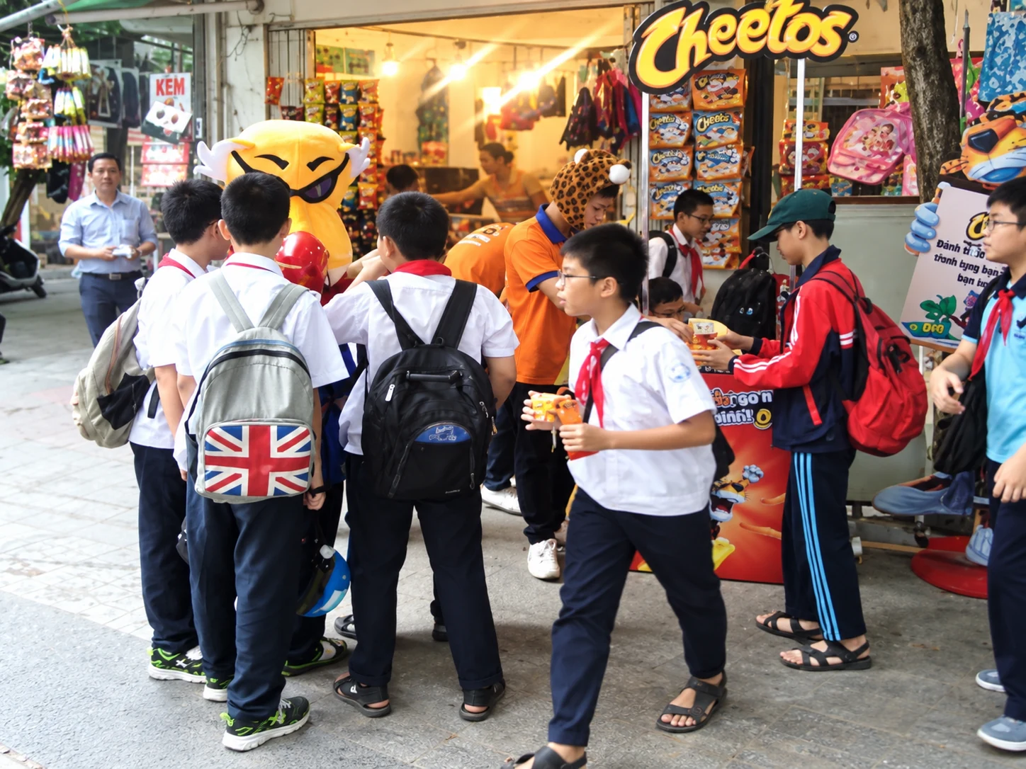 Cheetos — Học sinh tham gia hoạt động trước cửa hàng