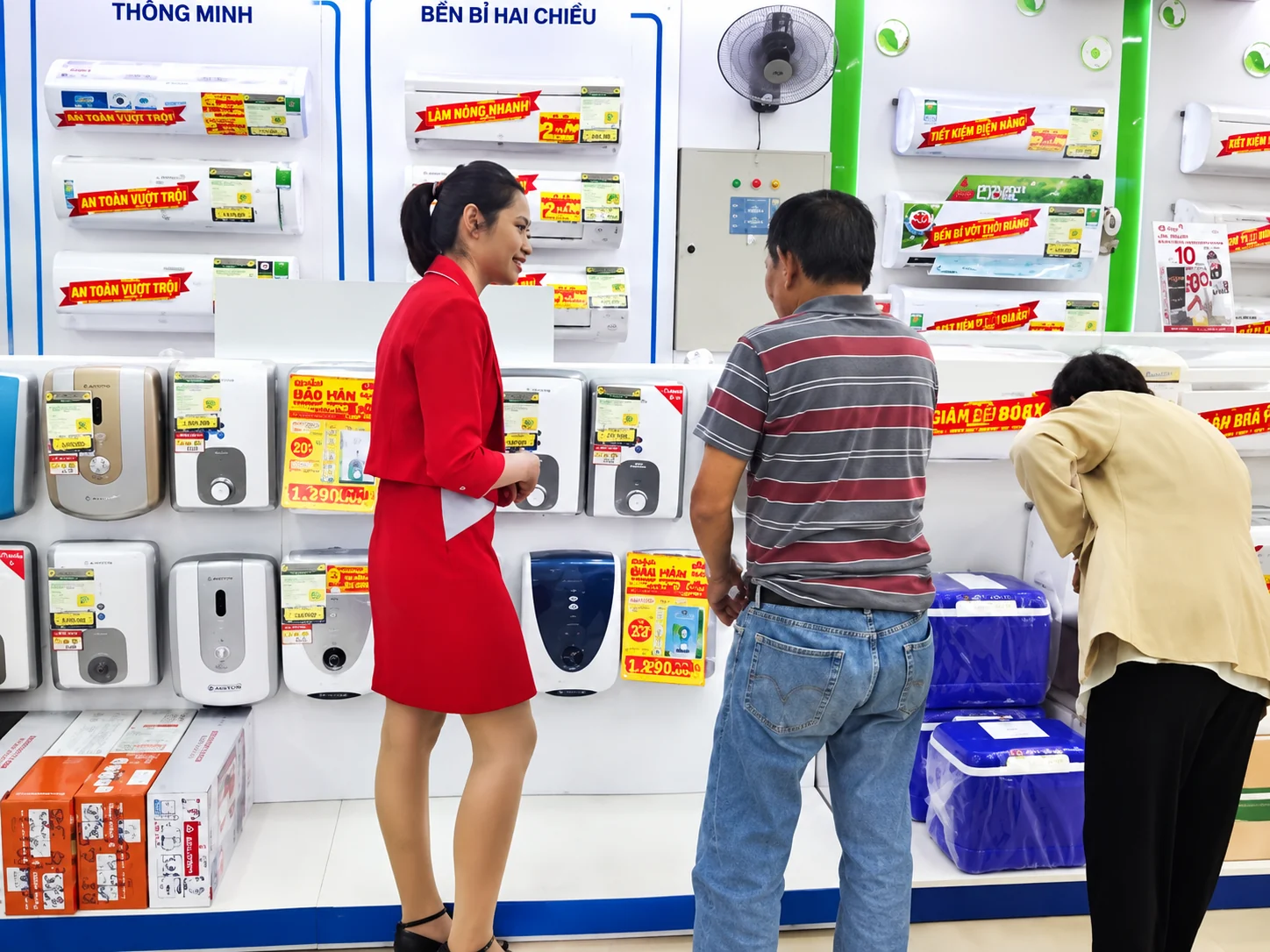 Ariston — PG tư vấn các dòng máy nước nóng tại khu trưng bày