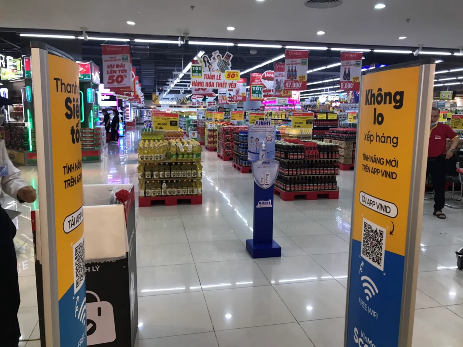 Aiken — Trụ Aiken trên lối di chuyển của khách mua sắm