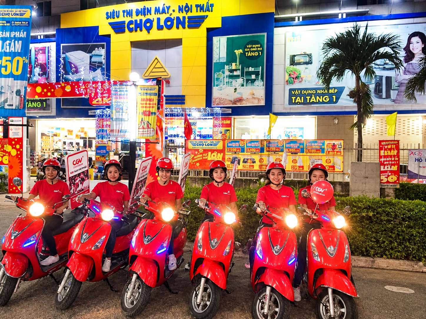 CGV — Đội xe CGV tại điểm dừng trước siêu thị Chợ Lớn