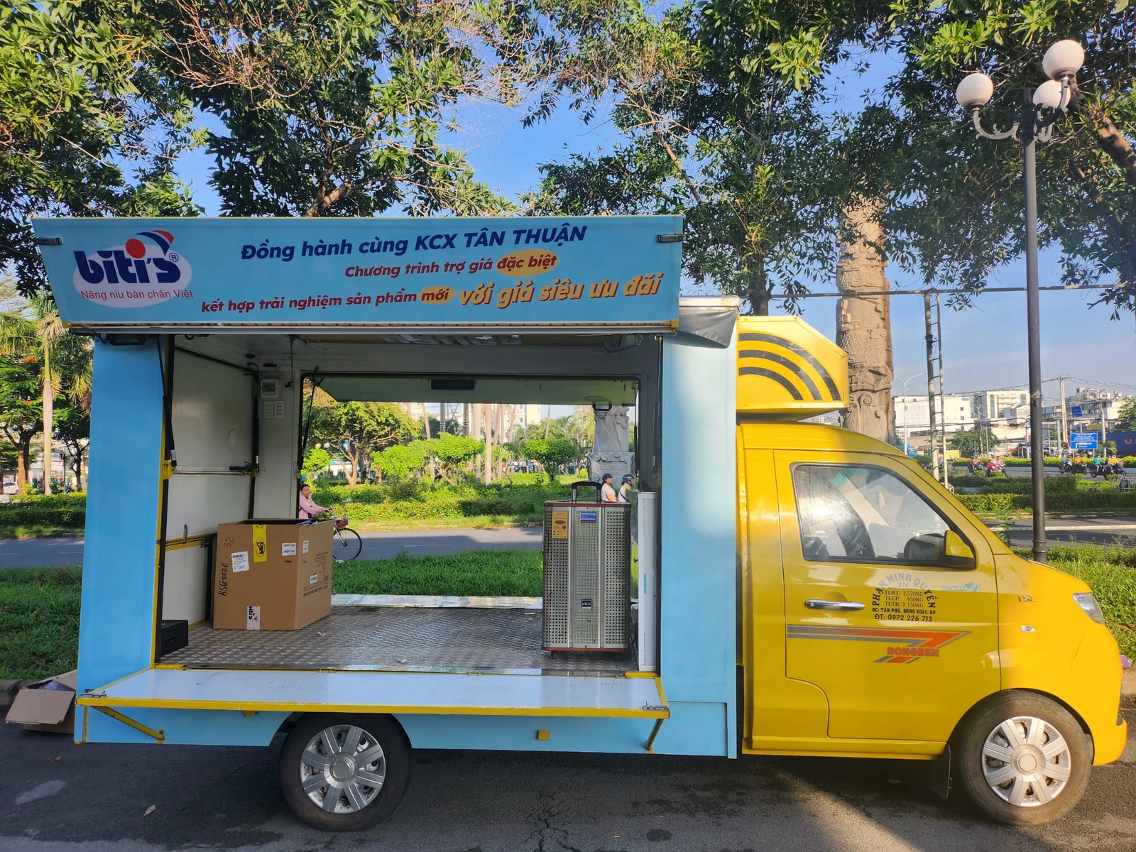 Biti’s — Kết cấu cửa mở và sàn showroom di động