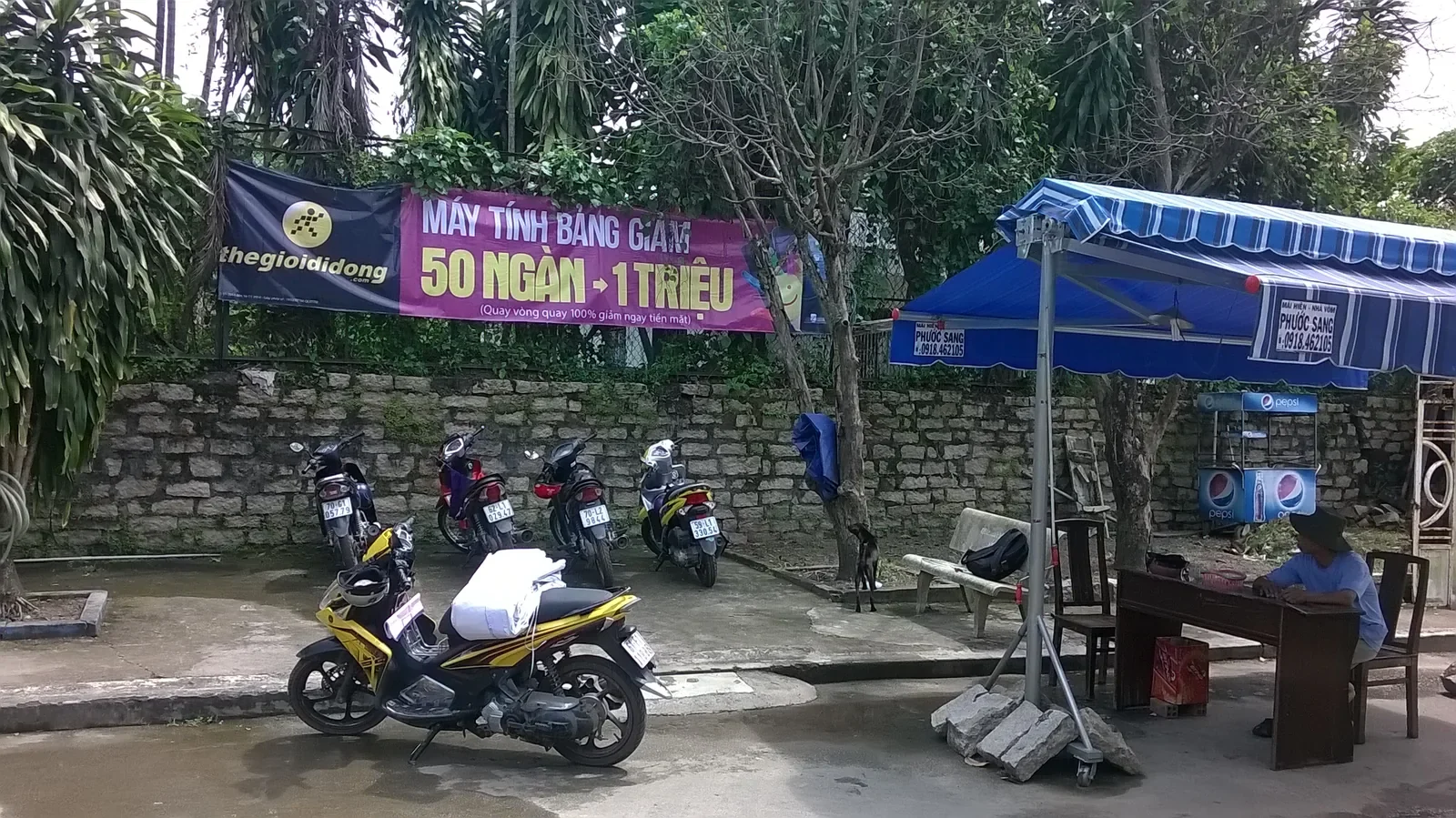 Thế Giới Di Động — Banner tại trường học và ký túc xá