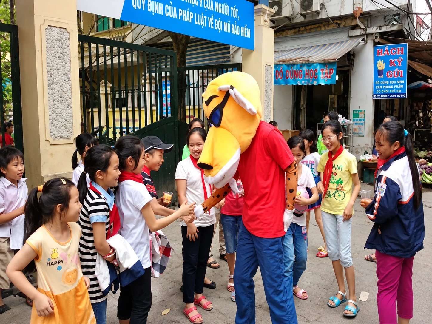 Cheetos — Mascot giao lưu cùng học sinh gần cổng trường