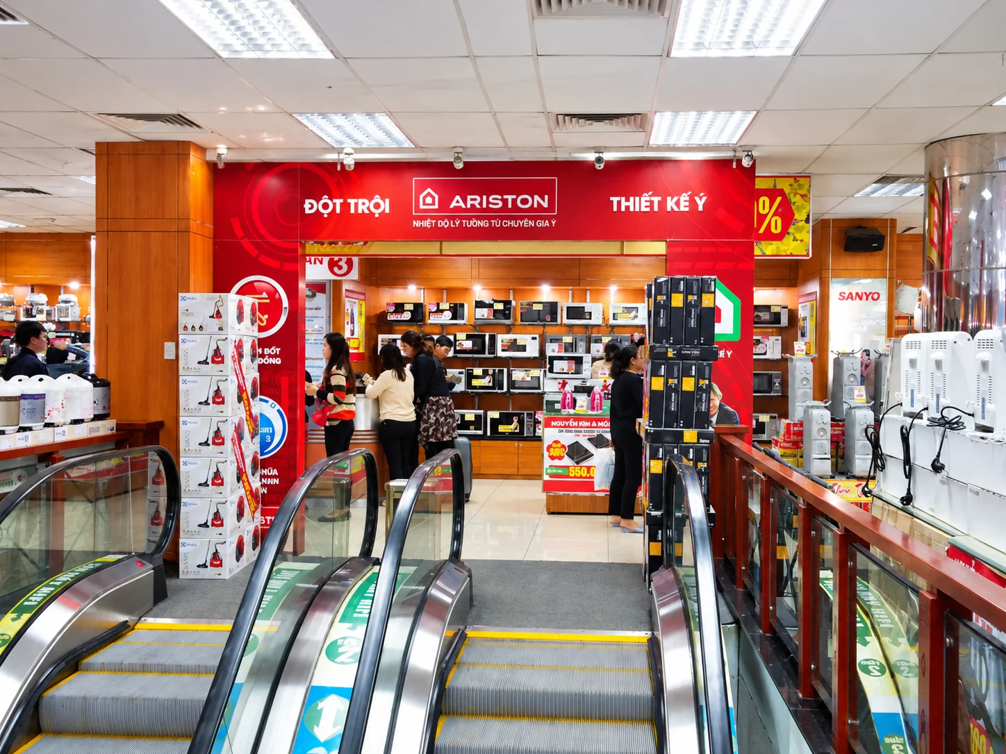 Ariston — Không gian điện máy với cổng chào nhận diện Ariston