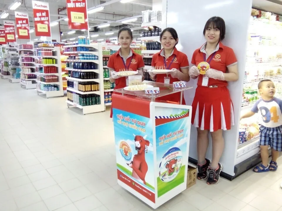 Con Bò Cười — Dùng thử thực phẩm tại siêu thị