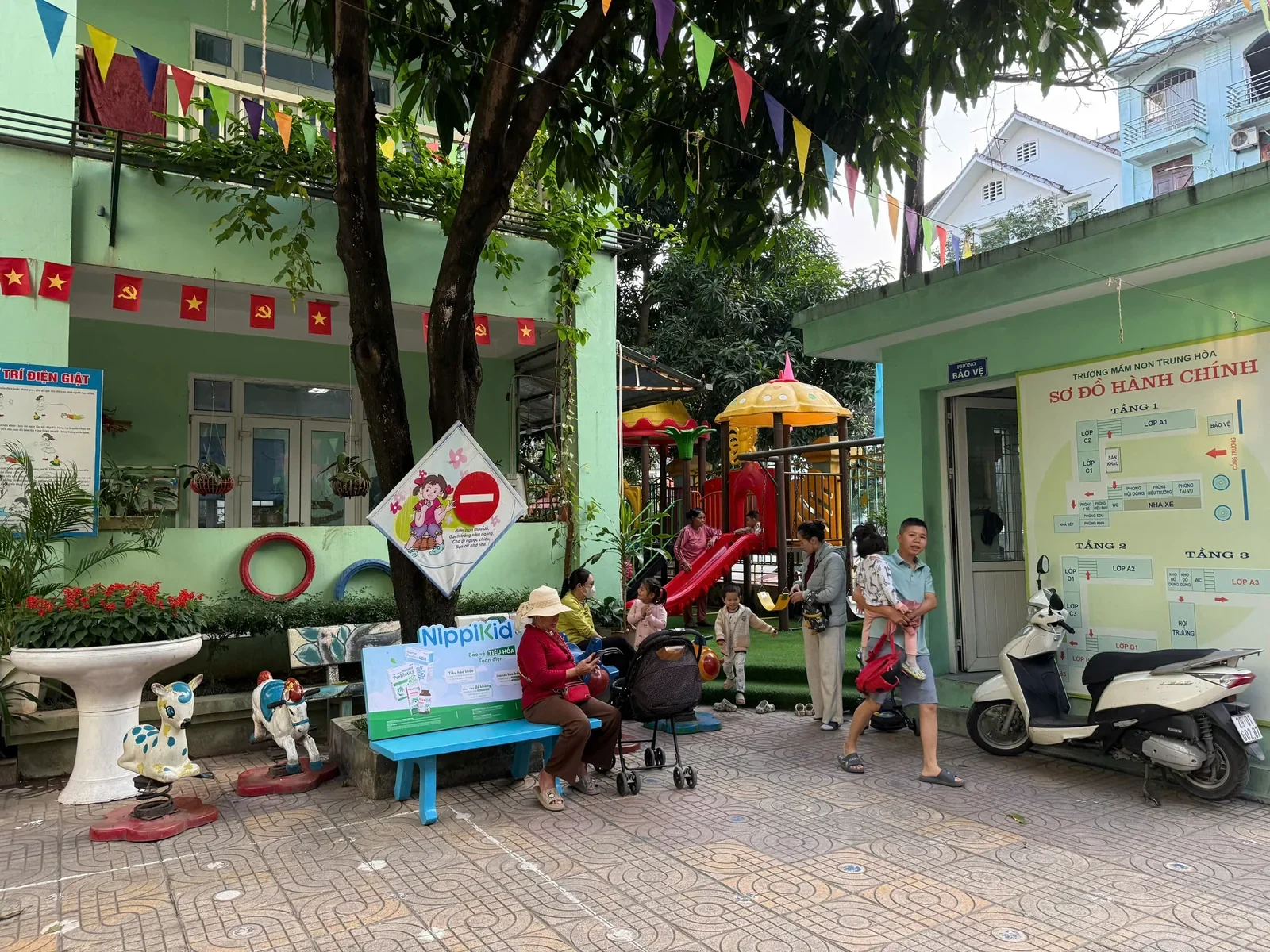 NippiKid — Bench branding tại trường và điểm chờ xe buýt